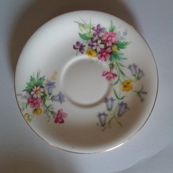 Fine Bone China BELL 5 3/8" Across China England: Old Country Spray Thin Gold Ri - Picture 1 of 3